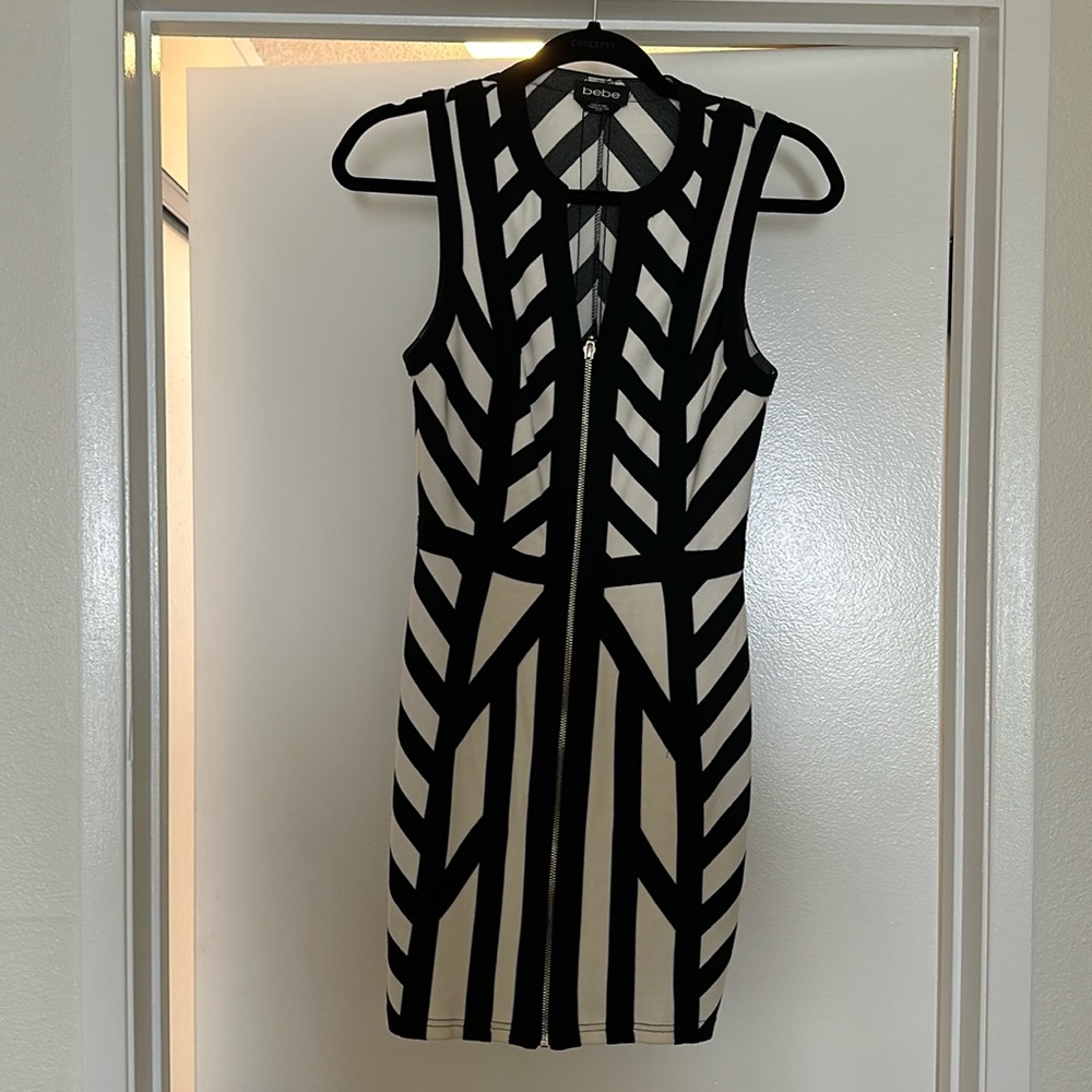 Black and white Bebe dress with a front zipper